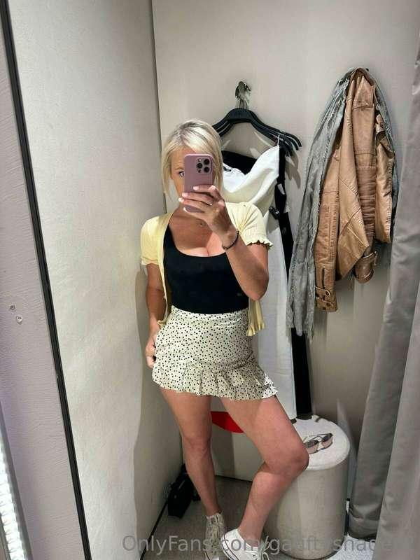 Cheeky wee shopping trip today. Are Changing room selfies ar..