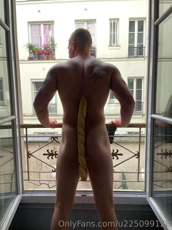 Come to Paris and eat this baguette out of my ass? 🤤