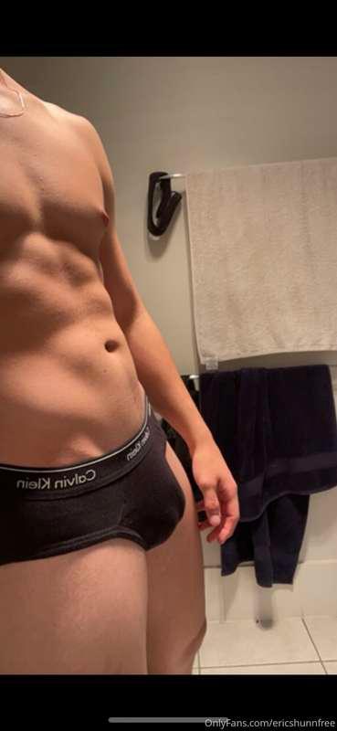 He’s looking at you 🙈  VIP Page: https://onlyfans.com/ericsh..