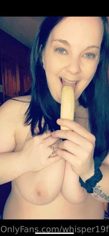 Tip if you wish this banana was your cock 😮‍💨🥵