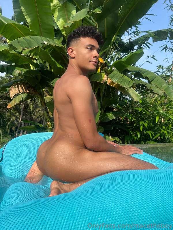 Who loves a big booty?👀😅