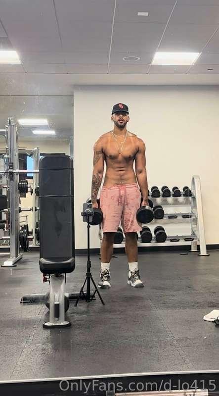 Cum fuck me in this gym😏 Let’s hope we don’t get caught💦