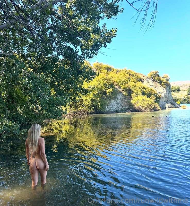 Sunday skinny dips 🥰 ✨🌿💦🍑