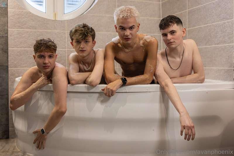 Naked bath with the bro’s 😜