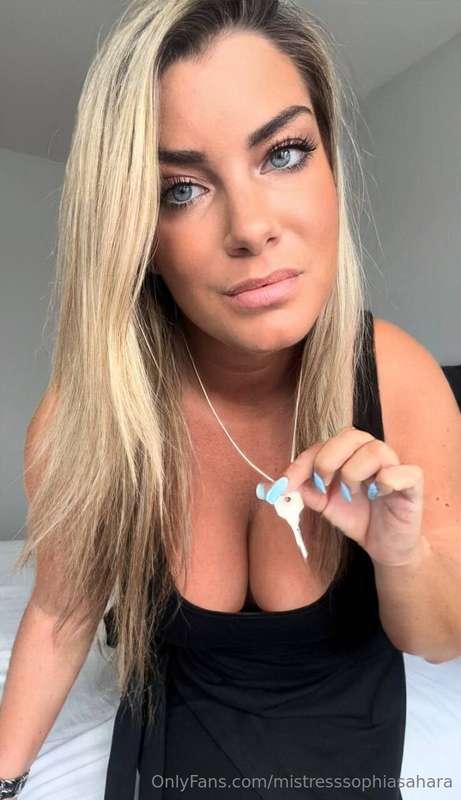 🔒 Submit for free and get locked into her world. #adhttps://..