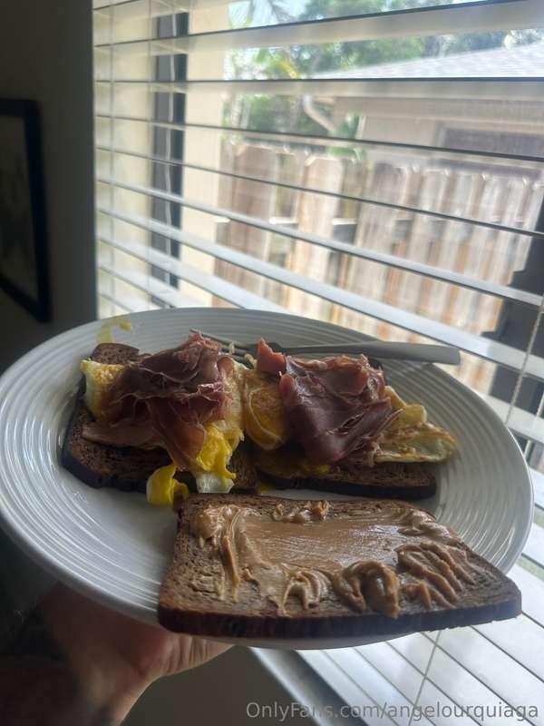 Breakfast of champions 😛💪 Would you let me make you breakfas..