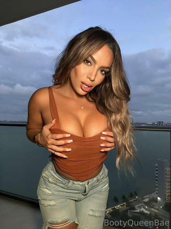 This outfit’s huggin’ me in all the right places! 👅