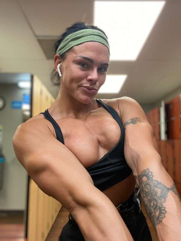 Tiniest nip slip ever 💪🏽