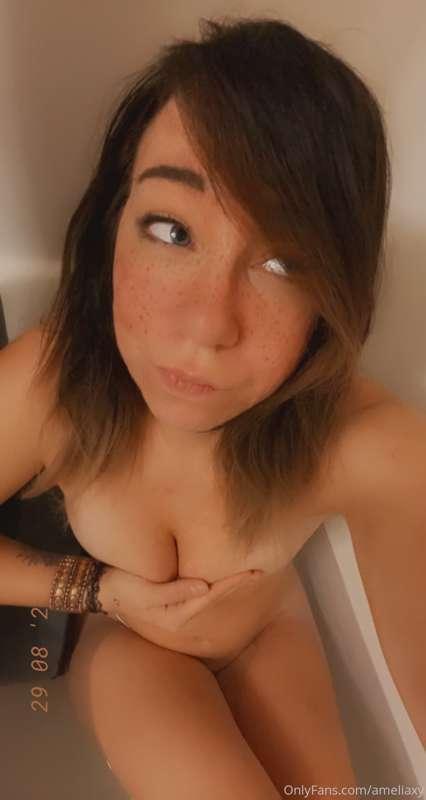 Morning bath! Hope everyone has a good day 😘