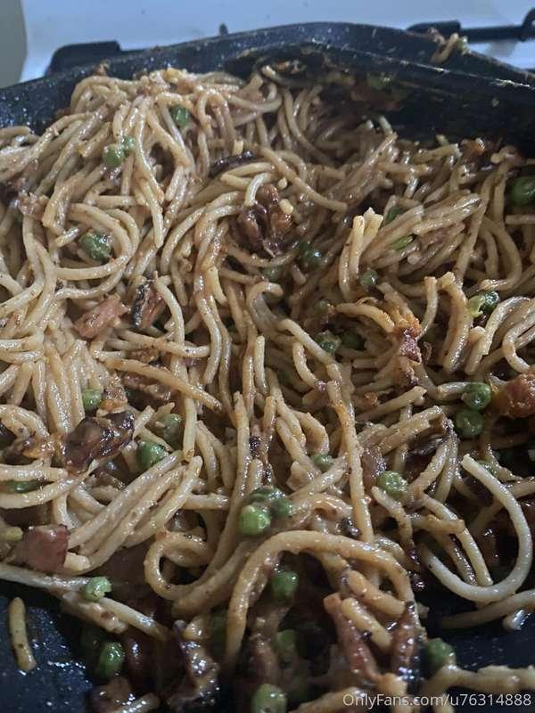 😘🥰😉 Anybody want to come over for dinner sometime? 🤤