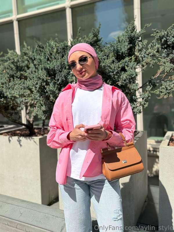 New day, new look👗 What's in your wardrobe today? "A little ..