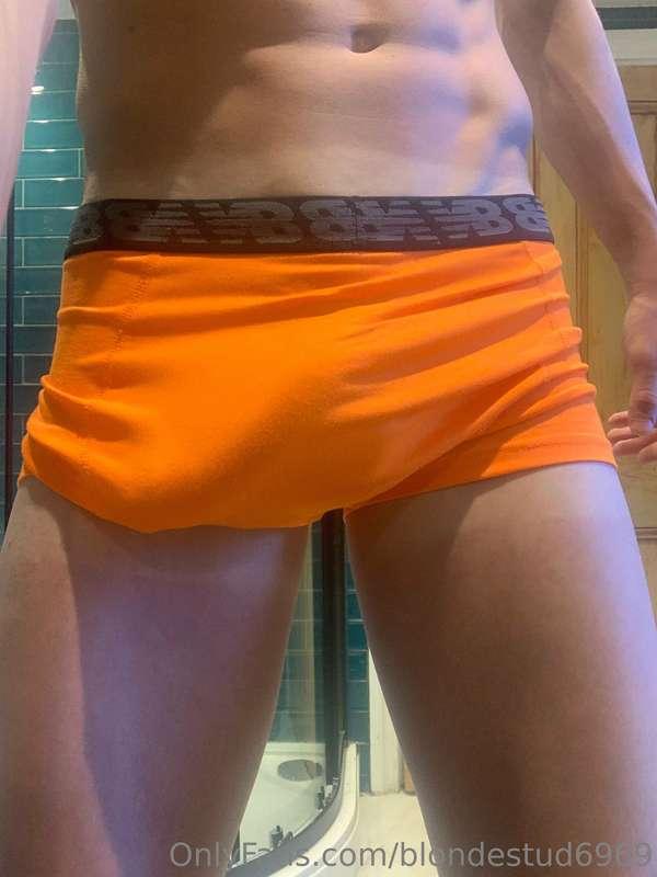 **Im bored and kinda horny.😈 My DM's are waiting for you...*..