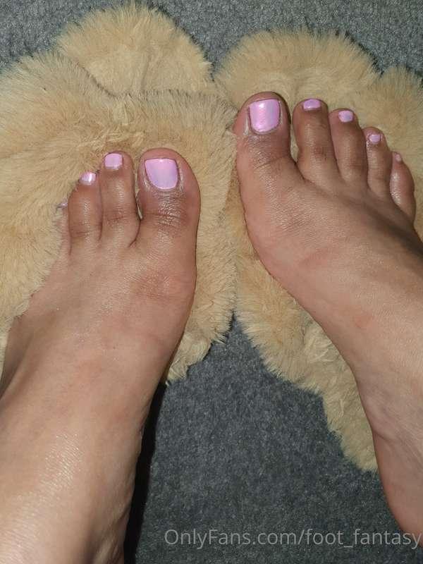 Loving the pink toes and matching anklet