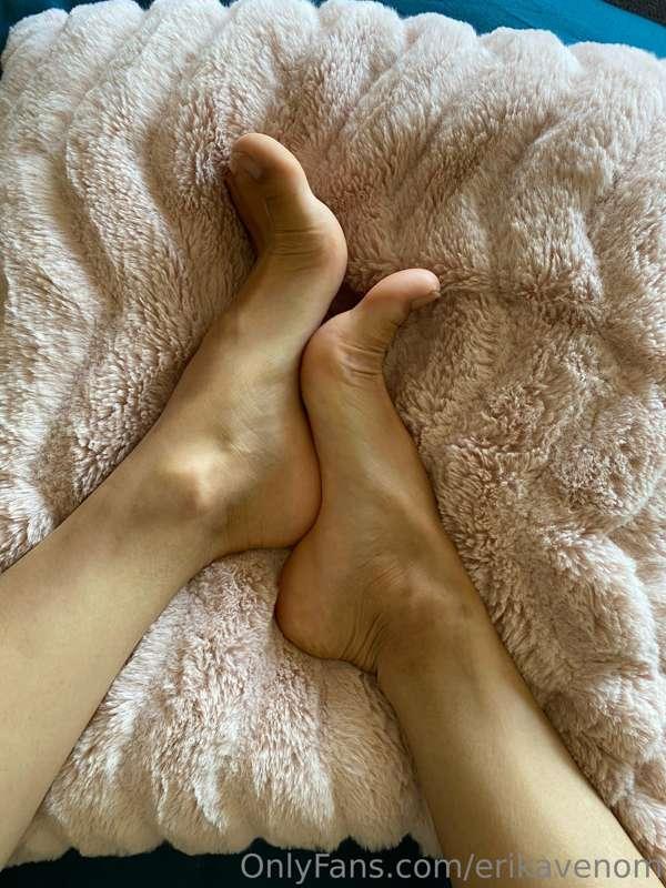 My feet is waiting for some cuddles 🥰 
Can you do it for me ..