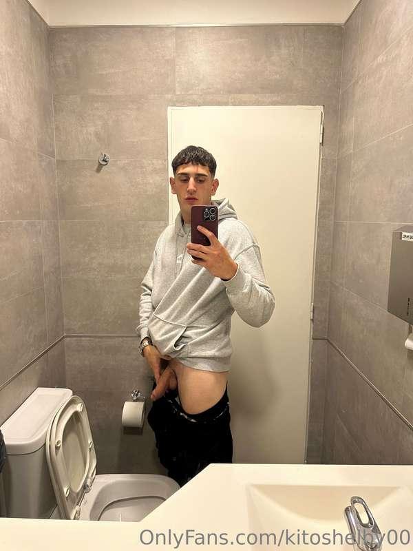 Who wants a little daddy's juice??😈🤤

Quien quiere jugo de p..