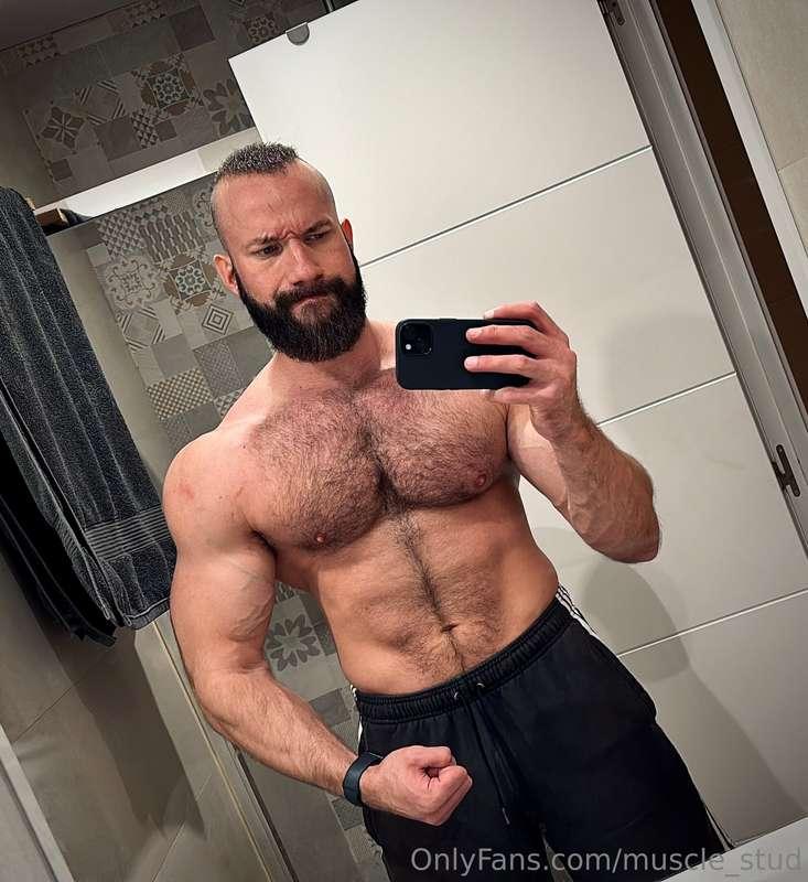 I wish you lot of hair and hairy muscles for the weekend! 🦍💪..