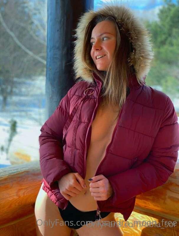 Hey! 😘 I'm Ksandra. 
I love erotic photos and art.  
Join me..