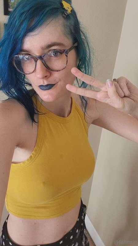 Blue hair and pronouns uwu 💙 ✌️