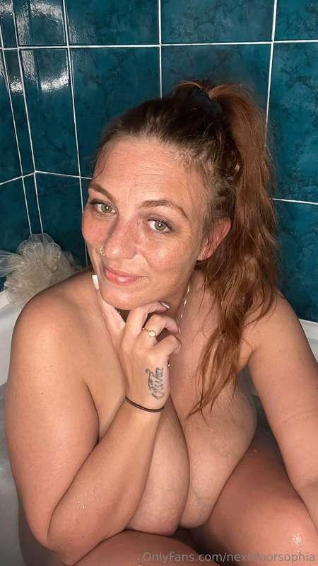 Mombod having a soak to get filthy…videos to follow 💦💦💦☺️xxx