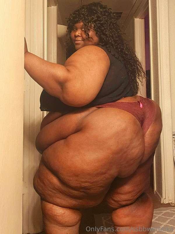 My ass takes up most of the hallway!