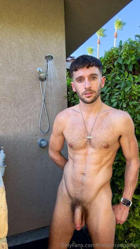 Who wants to shower outside with me 💦 💦 💦