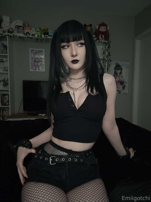 Goth girl next door 🖤