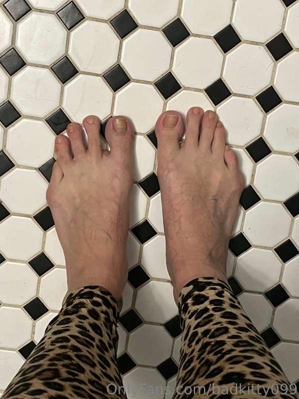 Yummy natural long toes and big size 11 soles on these feet