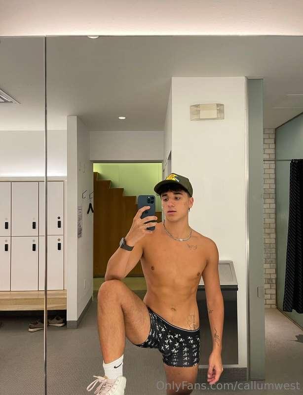 Who knew hard work could look this good ? 😏💪