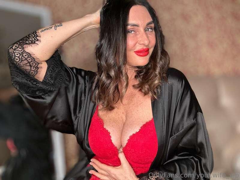 Power isn’t given, it’s taken. 💋🔥 Draped in elegance, wrappe..