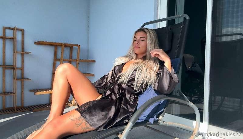Spreading my legs in the sunlight and teasing my hole❤‍🔥