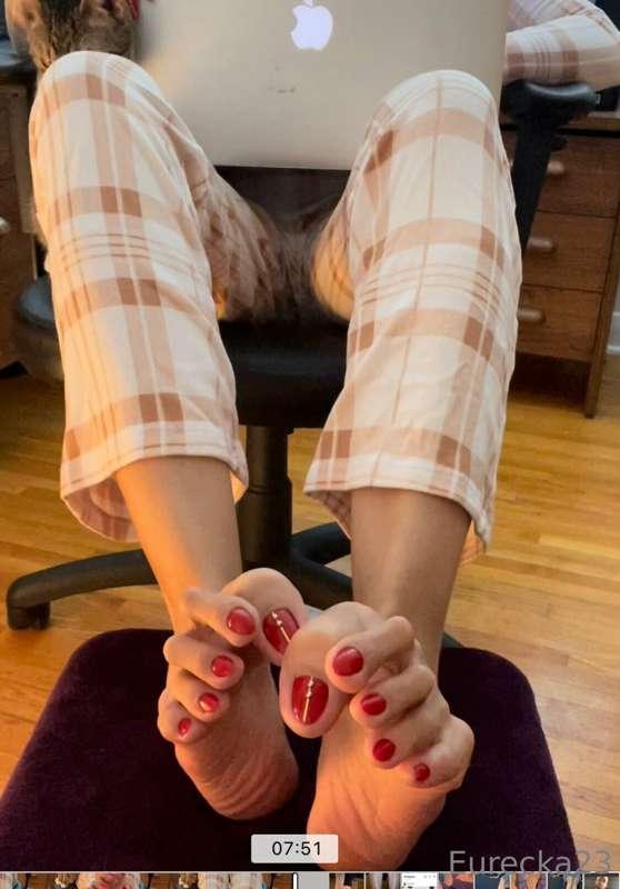 Lounging while u watch me wiggle my red toes 😛