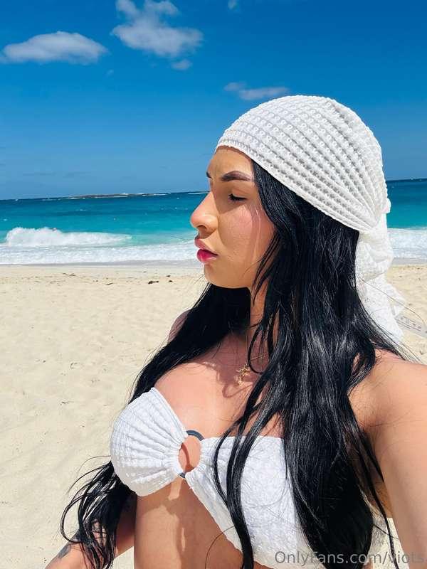 Eat sun during the day... eat cock at night... so delicious