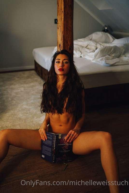 Do you wanna see what‘s behind the book?