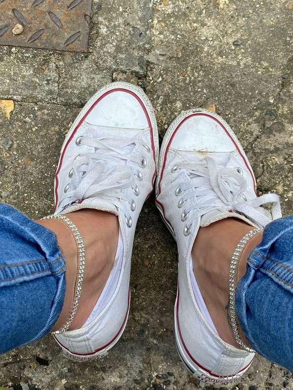 Swipe to see my bare feet 🦶 would you suck my sweaty toes st..