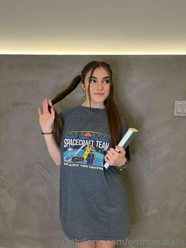 just a girl who loves to get lost in a book 🥰