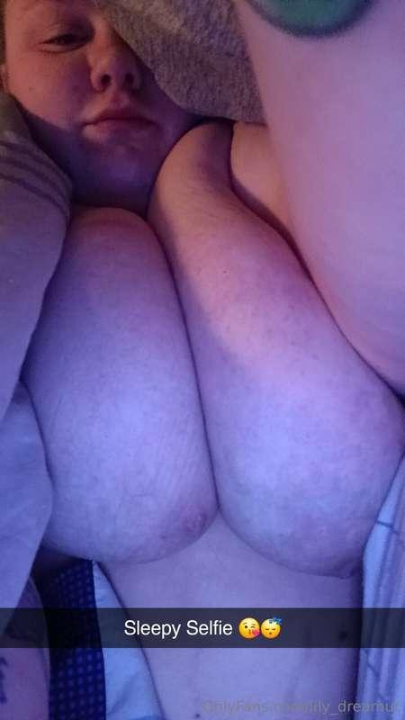 I never sleep naked, a treat for you 😝😘
And just 2 custom ph..