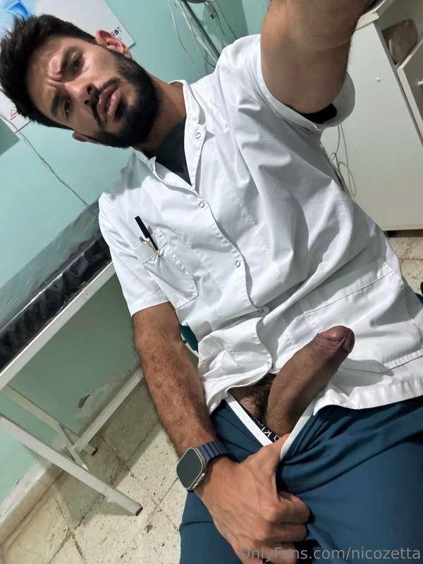 Bored at the hospital , who wants to be my patient today ? 👨..