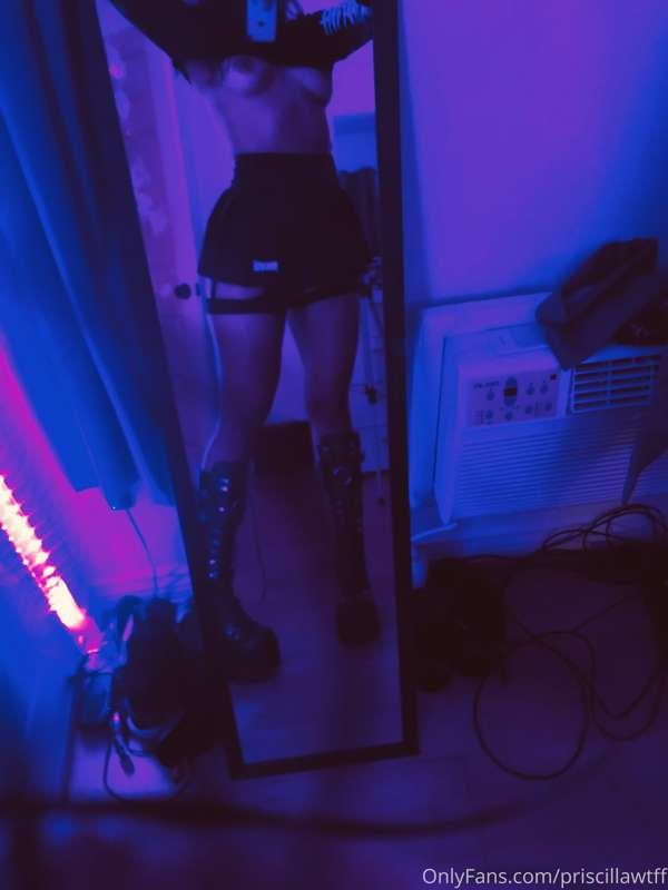 Will post better pics of this outfit tomorrow 🖤