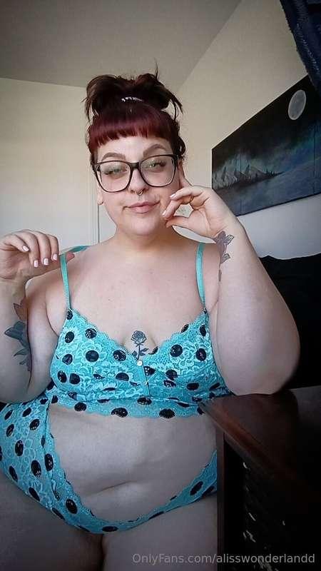 Watch me suck and deeptroath that thick dildo 🥵 I hope you'l..