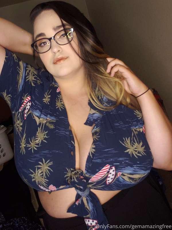 Felt super sexy in my new shirts. 😘 I love my big tits 😍