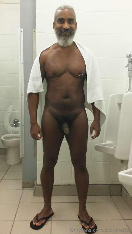 Towel Tuesday!  #beard #musculardaddy #gay #feet #gaycruisin..