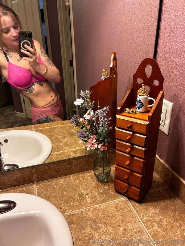 I got this cute drawer set when antiquing today— it looks cu..