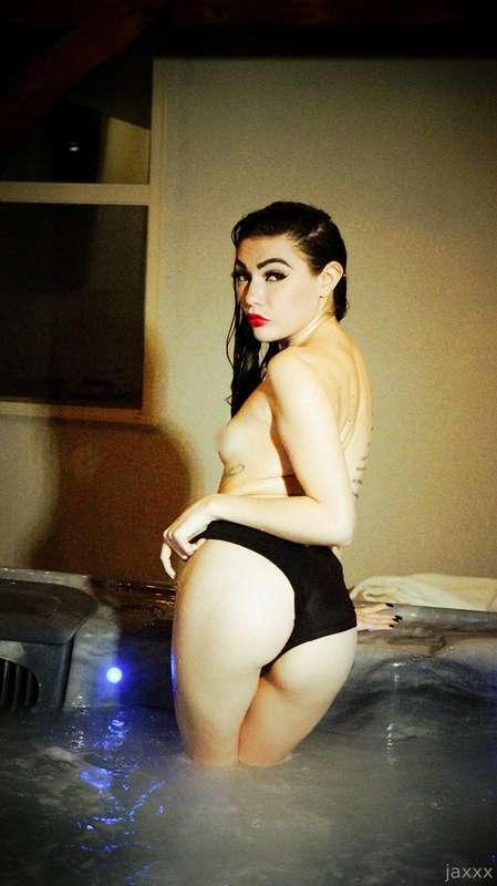 i need hot tub sex 💦 😫