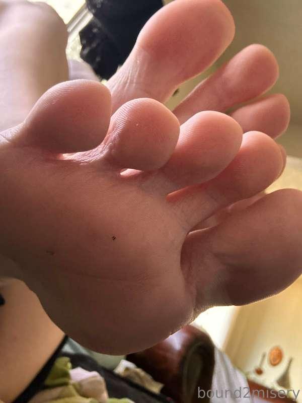 morning toes☀️