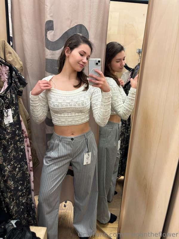 Imagine just passing by and "accidentaly" taking a peek 🤭