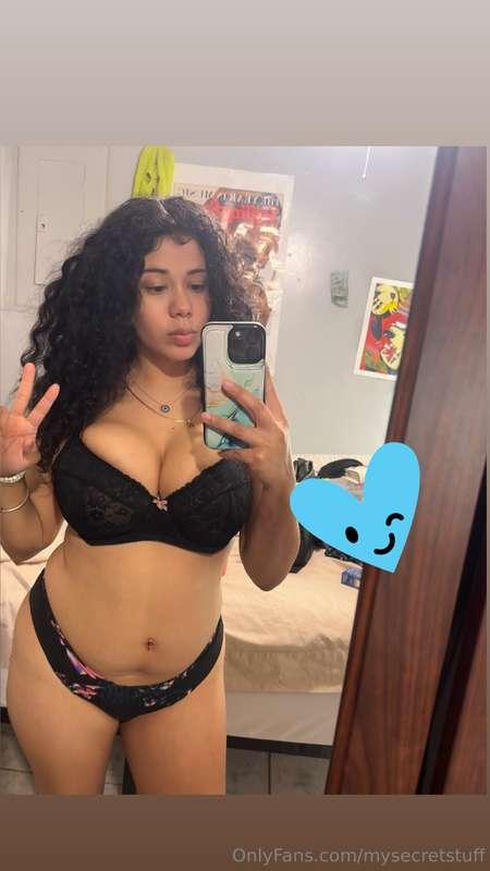 Do you like short curvy girls? 💞🥰