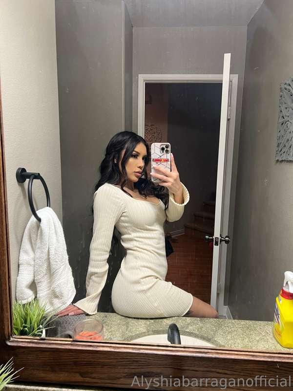 Guess what’s underneath the dress in my dms 👀 might win you ..
