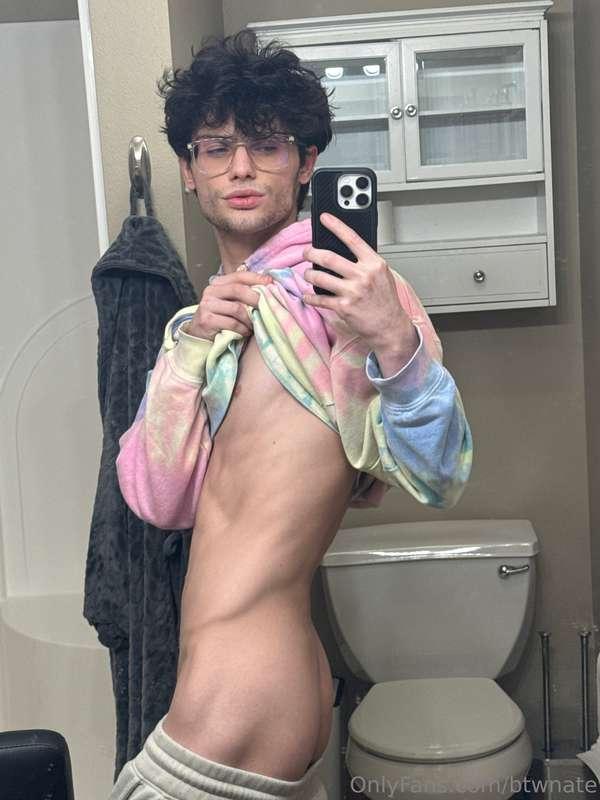 Does daddy look good bent like this? 😩 join my live I’m jerk..