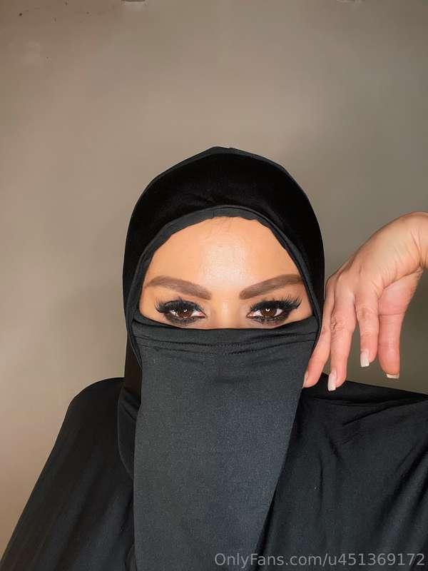 Muslimische Frau, die Geheimnisse verbirgt, schreibe mir😘