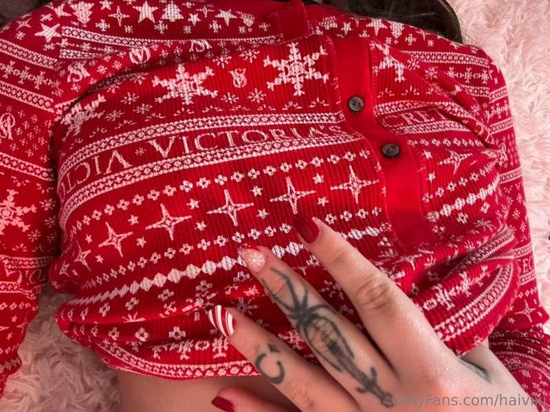 wanna see whats under my sweater? <3
